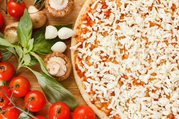 Pizza malzemelerini masaya yakın koyun.