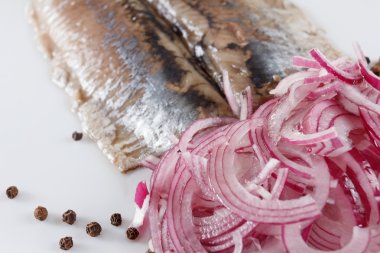 Kırmızı soğan ile plaka tuzlanmış ringa balığı