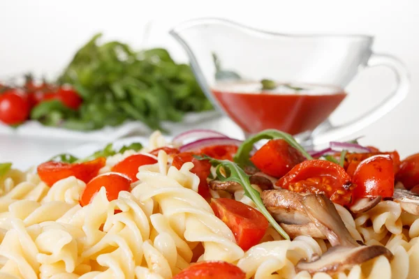 Pasta met champignons, cherry tomaten en tomatensaus, Italiaans eten. Closeup — Stockfoto