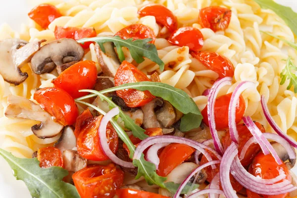 Pasta met champignons, cherry tomaten en tomatensaus, Italiaans eten. Closeup — Stockfoto