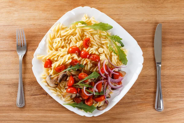 Pasta met champignons, cherry tomaten en tomatensaus, Italiaans eten. Closeup — Stockfoto