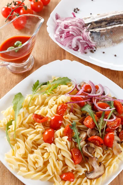 Massa com cogumelos, tomate cereja e molho de tomate, comida italiana. Fechar. — Fotografia de Stock