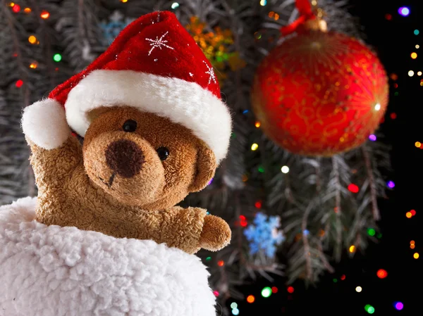 Новорічні іграшки плюшевий ведмідь з прикрасою. Концепція Різдва — стокове фото