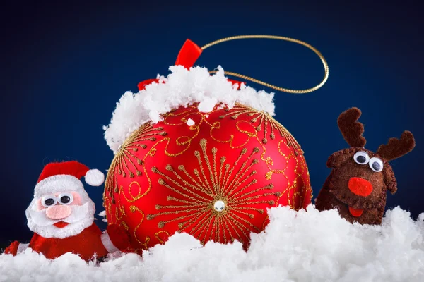 圣诞圣诞老人和驯鹿玩具与喜庆新年球的雪地上 — 图库照片