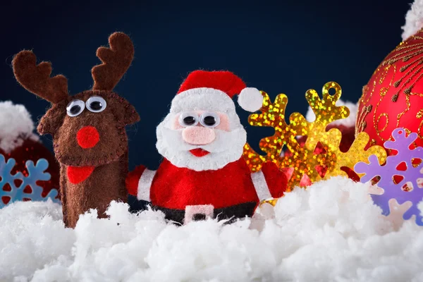 圣诞圣诞老人和驯鹿玩具与喜庆新年球的雪地上 — 图库照片