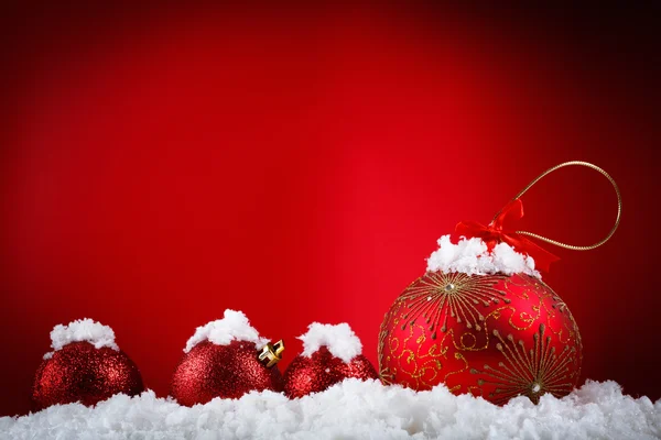 快乐圣诞概念球在雪地里，问候 — 图库照片
