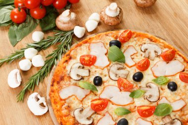 Mantar ve sebze pizza