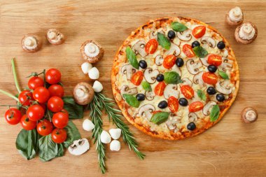 Üstten Görünüm Pizza sebze ve mantar ile