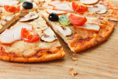 Sebze ve mantar dilimlenmiş Pizza