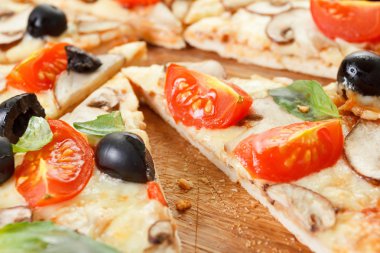 Sebze ve mantar dilimlenmiş Pizza