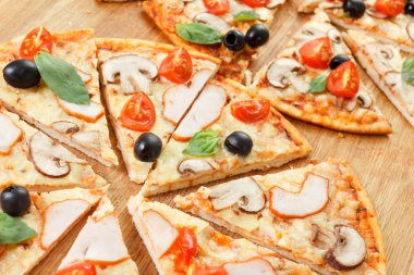 Sebze ve mantar dilimlenmiş Pizza
