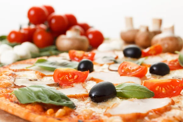 Pizza z pieczarkami i warzywami — Zdjęcie stockowe