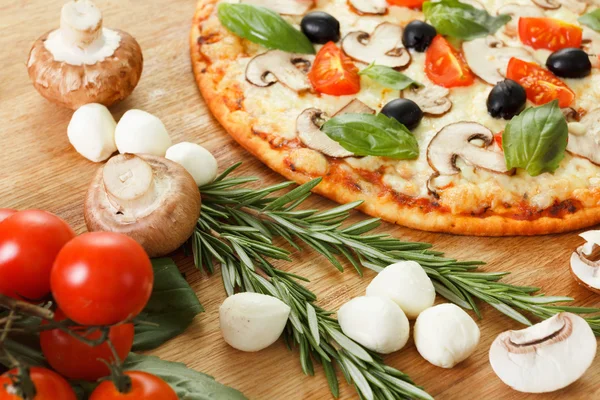 Pizza with mushrooms and vegetables — Stock Photo, Image