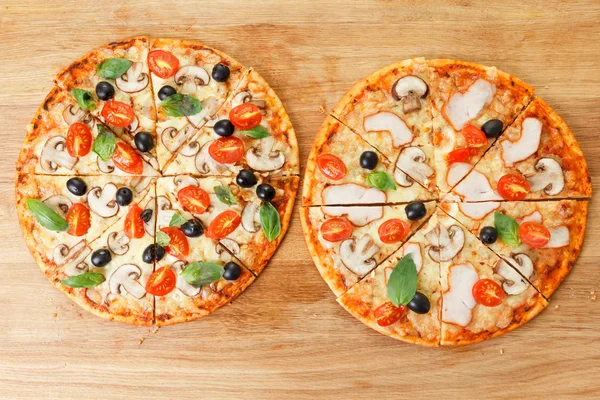 Widok z góry Pizza z pieczarkami i warzywami — Zdjęcie stockowe