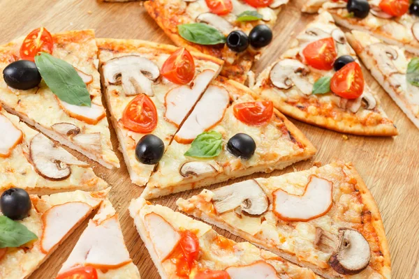 Plasterki Pizza z pieczarkami i warzywami — Zdjęcie stockowe