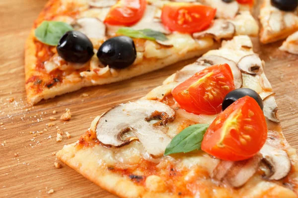 Plasterki Pizza z pieczarkami i warzywami — Zdjęcie stockowe