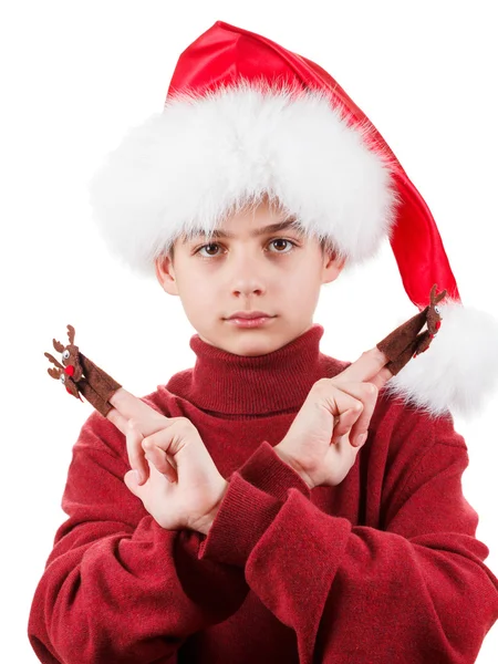 Портрет серйозного хлопчика-підлітка в капелюсі Санта з іграшкою для оленів вгору ізольовано на білому — стокове фото