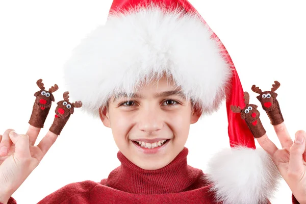 Портрет счастливого мальчика в шляпе Санты с оленьей игрушкой, изолированной на белом — стоковое фото