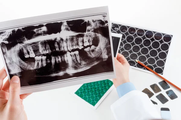 panaromik diş röntgenini el.