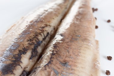 Kırmızı soğan ile plaka tuzlanmış ringa balığı