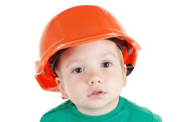 Beyaz arka planda turuncu inşaat koruyucu kask ile küçük çocuk çalış. 