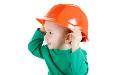 Beyaz arka planda turuncu inşaat koruyucu kask ile küçük çocuk çalış. 