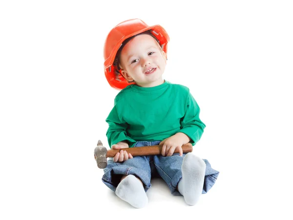 小さな子供は、ハンマーとオレンジの建設は、白い背景の上ヘルメットを保護再生します。. — ストック写真