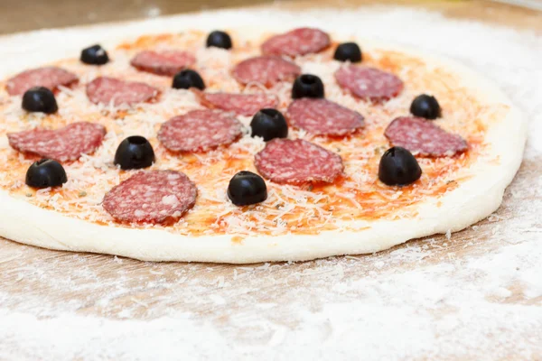 요리 피자, 이탈리아 음식 게릴라 치즈, 살라미 소시지 — 스톡 사진