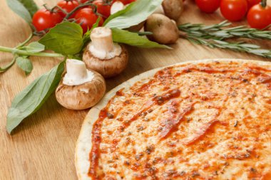 Pizza malzemelerini masaya yakın koyun.