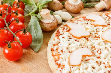 Pizza malzemelerini masaya yakın koyun.