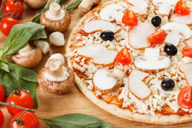 Pizza malzemelerini masaya yakın koyun.