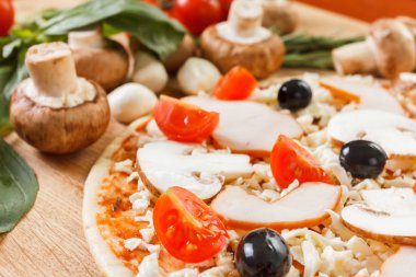 Pizza malzemelerini masaya yakın koyun.