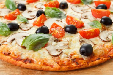 Mantar ve sebze pizza