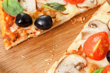 Sebze ve mantar dilimlenmiş Pizza