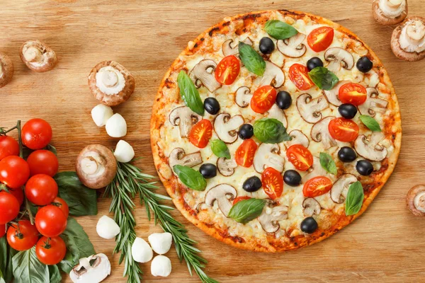 Widok z góry Pizza z pieczarkami i warzywami — Zdjęcie stockowe