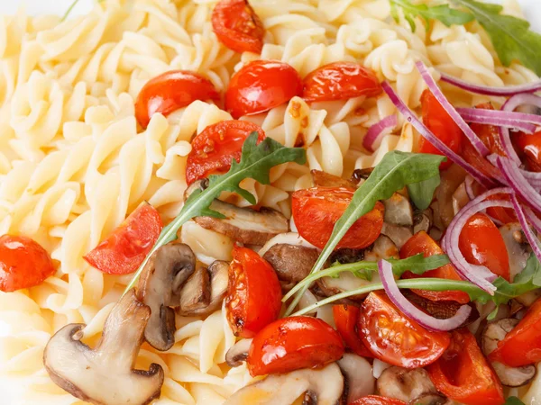 Massa com cogumelos, tomate cereja e molho de tomate, comida italiana. Fechar. — Fotografia de Stock