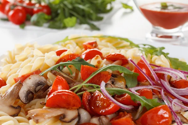 Pasta con funghi, pomodorini e salsa di pomodoro, cibo italiano. Primo piano — Foto Stock