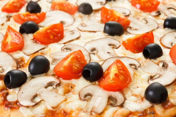 Pizza z pieczarkami i warzywami — Zdjęcie stockowe