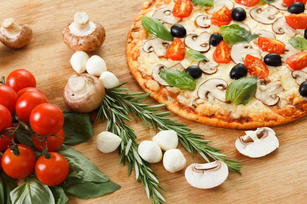Pizza with mushrooms and vegetables — Stock Photo, Image