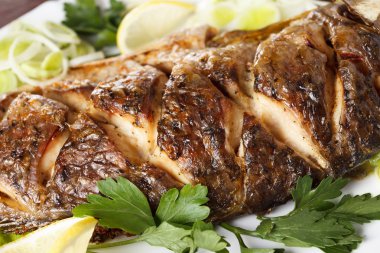 Kavrulmuş sazan balık sebze ile tamamen. Geleneksel Noel menüsü.