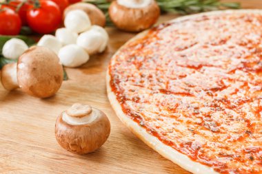 Pizza malzemelerini masaya yakın koyun.