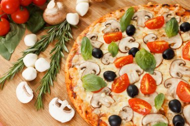 Mantar ve sebze pizza