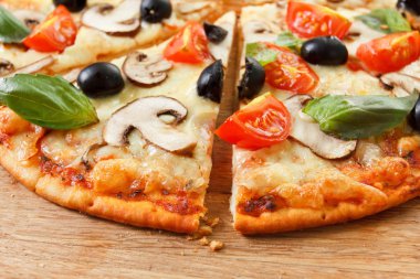 Sebze ve mantar dilimlenmiş Pizza