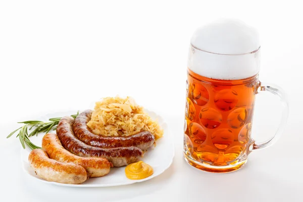 慕尼黑啤酒节菜单，大杯啤酒，一盘香肠和酸菜 — 图库照片