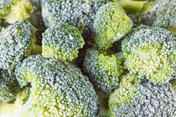 Bevroren broccoli met ijskristallen op witte achtergrond — Stockfoto