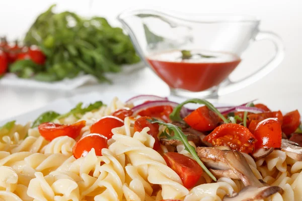 Pasta met champignons, cherry tomaten en tomatensaus, Italiaans eten. Closeup — Stockfoto