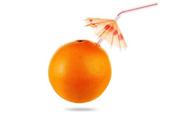 Concepto zumo de naranja con paraguas aislado en blanco — Foto de Stock