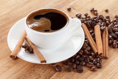 Ahşap masa üzerinde kahve Kupası ve fasulye, tarçın, anason