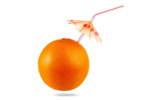 Concepto zumo de naranja con paraguas aislado en blanco — Foto de Stock