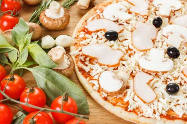 Pizza malzemelerini masaya yakın koyun.